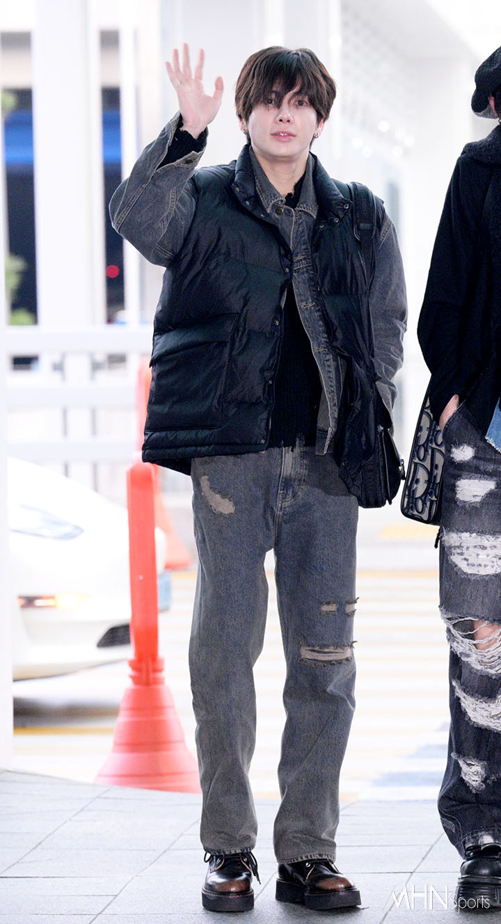 TXT's Airport Outfits Show off Each Member's Unique Personality [Ms Album]