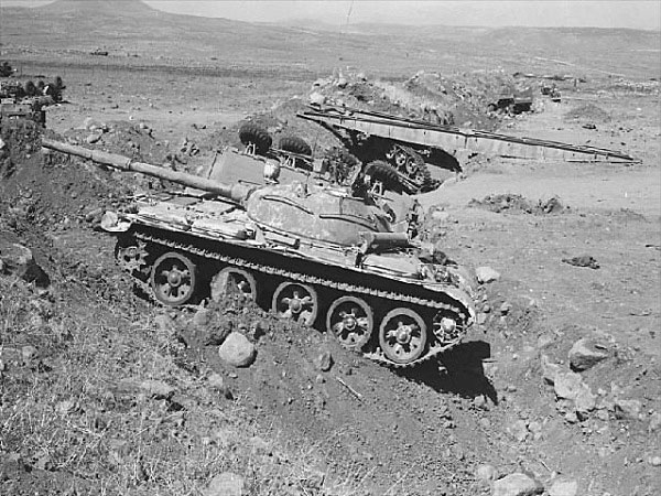 보병들이 개설한 통로로 통과하려다 멈춘 시리아 전차