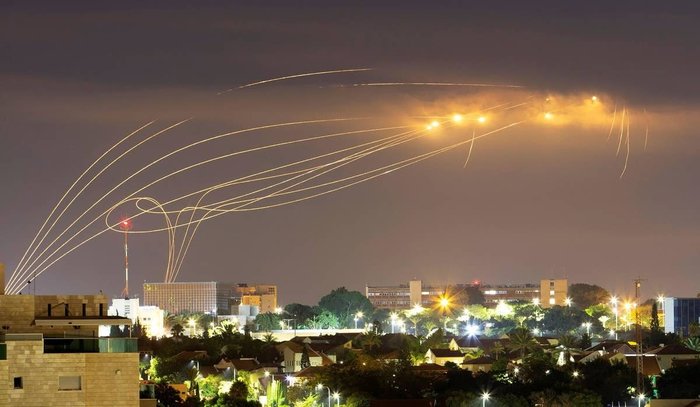 팔레스타인 무장단체인 하마스(Hamas)가 발사한 로켓들을 이스라엘군(Israel Defense Force, IDF)의 아이언돔(Iron Dome)에서 발사된 요격미사일들이 무력화시키는 장면 <출처: Militarium>
