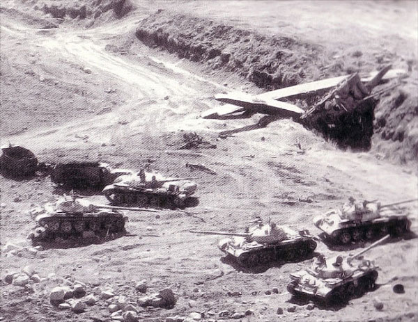 전차호 앞까지 전진한 시리아 전차대. 전차호에 빠진 전차도 보인다.