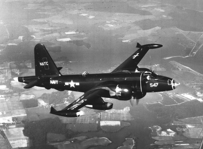 1954년 10월 5일, 메릴랜드주 파튜센트 리버(Patuxent River) 기지 인근에서 비행 시험 중인 P2V-7 넵튠. (출처: Naval History and Heritage Command)