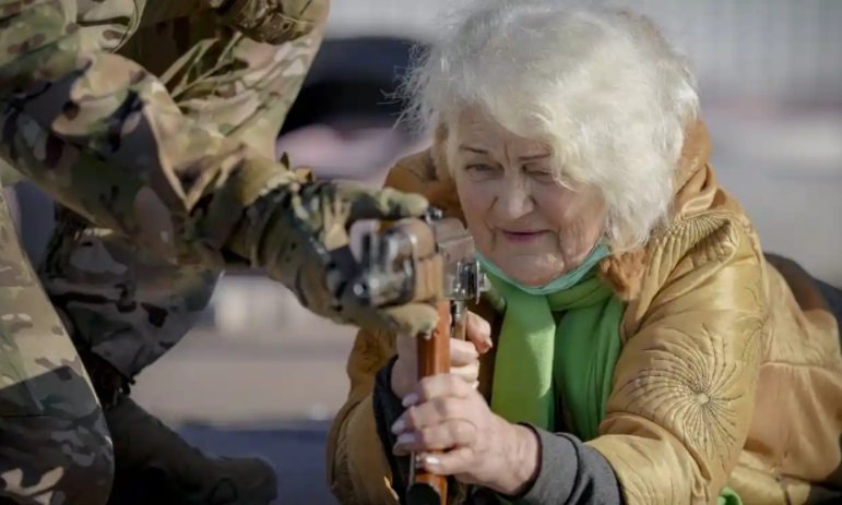 전쟁 발발 직전 우크라이나 남부 지역의 마리우폴(Mariupol)에서 기초 군사 훈련을 받고 있는 79세의 콘스탄티노브스타(Valentyna Konstantynovska) 할머니의 모습 <출처: https://www.theguardian.com/world/2022/feb/19/ukraine-capital-is-caught-between-normality-and-horror-in-shadow-of-war-kiev-russia>
