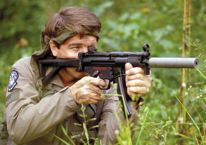 후방부대 뿐만 아니라 조종사 등도 휴대할 수 있는 무기로 PDW의 요구가 높아졌다. 사진은 MP5K PDW. <출처: HK USA>