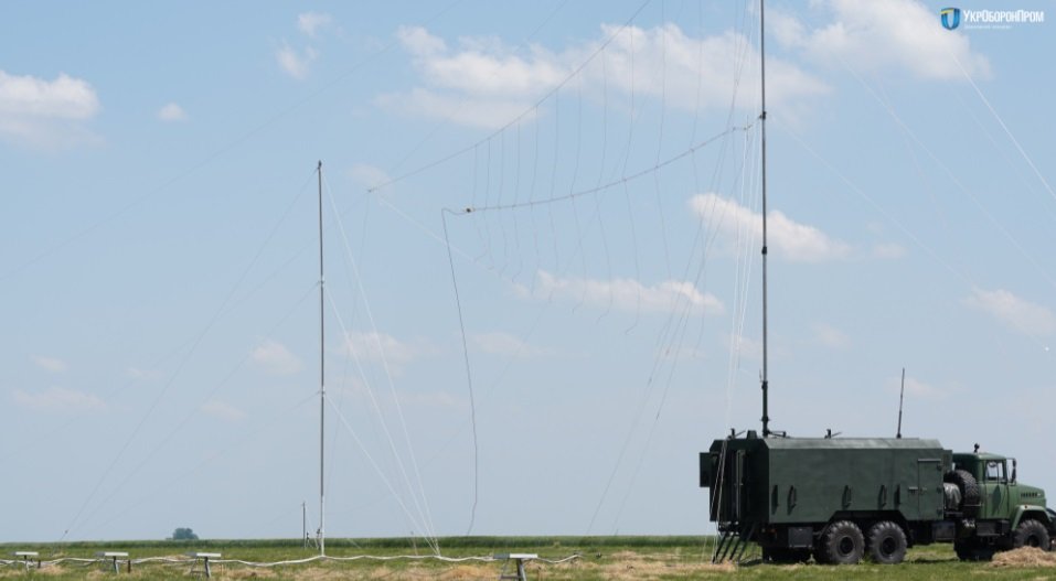 우크라이나군은 2014년 돈바스 전쟁 이후 러시아군의 하이브리드전에 대항하기 위해 다양한 전자전 장비를 전력화했다. 위 그림은 러시아군의 무선을 교란할 수 있는 ‘R-330KV1М’이다. <출처: https://mil.in.ua/en/news/reznikov-called-electronic-warfare-as-a-priority-for-the-armed-forces-of-ukraine/>