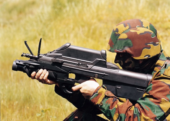 GL-1은 집게손가락의 위치만 바꿔도 곧바로 사격이 가능한 장점이 있다. <출처 : FNH>