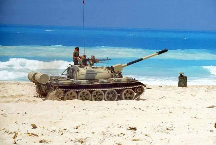 이스라엘군은 노획한 적의 T-55 전차를 바탕으로 포탑을 떼어내고 내부를 개조하여 아크자리트 중장갑보병수송차를 만들었다. 사진은 이집트 육군의 T-55 전차다. <출처: 미 국방부>