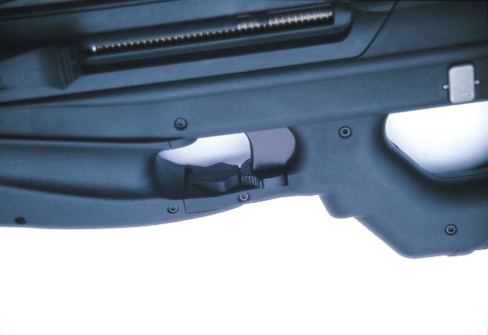 방아쇠 바로 아래에 안전장치를 겸하는 조정간이 달려있다. <출처 : FNH>