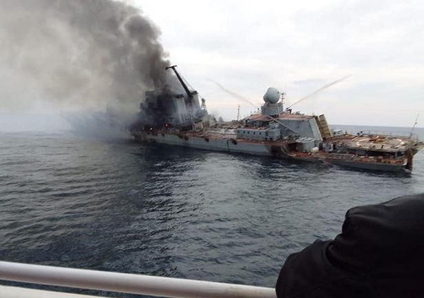 러시아 흑해함대 소속 순양함 모스크바함의 침몰 직전 장면으로 추정되는 사진이 2022년4월17일(현지 시각) 트위터를 통해 공개됐다. 포격을 당한 듯 배에서 연기가 치솟고 바다 쪽으로 기우뚱한 모습이 확연하다. 군사 전문가들은 사진 속 모습은 자국군이 발사한 넵튠 미사일에 모스크바함이 격침됐다는 우크라이나 측 주장을 뒷받침한다고 분석했다. 우크라이나군은 모스크바함 격침 사실을 소셜미디어를 적극 활용해 인지전을 펼쳤다. /트위터