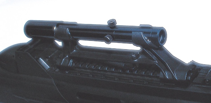 F2000 기본형의 상부에 있는 조준경은 내부에 이런 1.6배율 소형 스코프가 들어있다. 외부에 있는 것은 단순한 플라스틱제 껍질에 불과하다. <출처 : FNH>