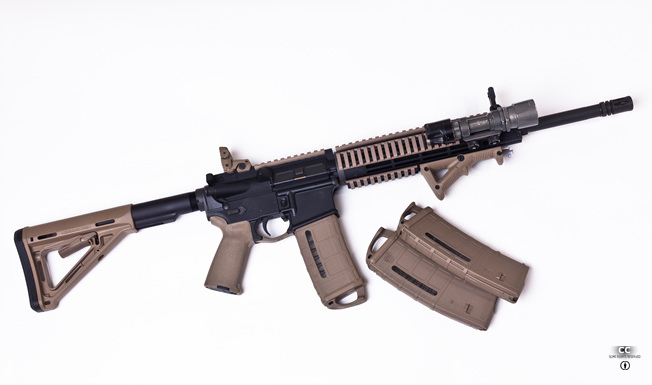 AR-15 소총. M-16의 원조 격인 소총으로, 근래의 미국 총기난사 사건에서 단골로 등장하고 있다. <출처: Wikipedia> 