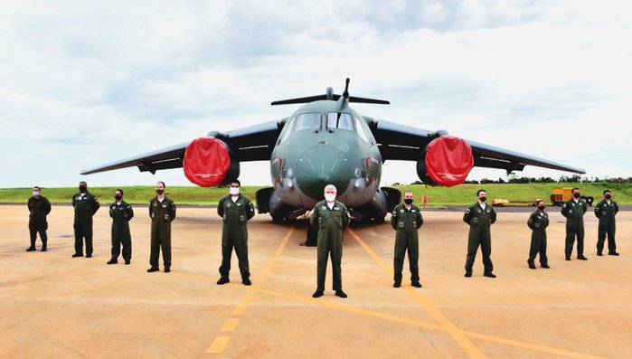 KC-390과 함께 포즈를 취한 승무원들 <출처: Embraer>