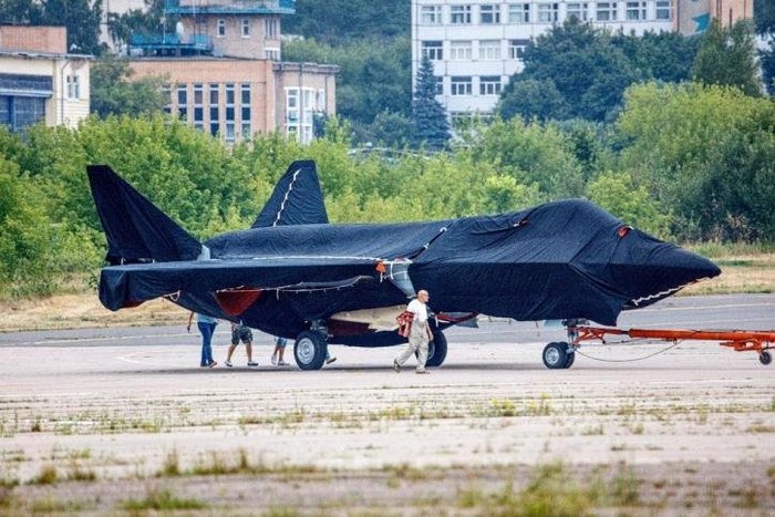 MAKS 2021 행사를 위해 이동 중인 체크메이트. 목업이지만 철저한 보안과 계획속에 공개가 이뤄졌다. <출처 : @dvinskyaero / Instagram>