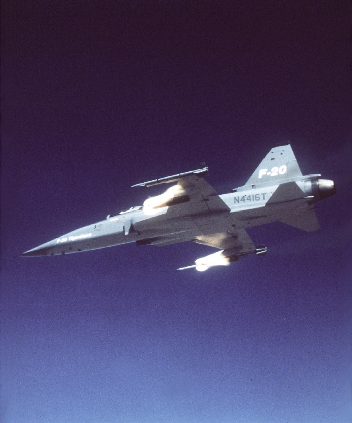 70 mm 로켓탄을 발사하는 F-20 전투기 <출처 : 미 공군>