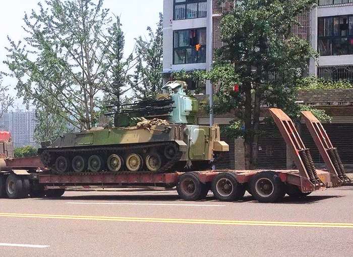 95식 자주대공포의 개량형인 PGZ-04A 자주대공포가 수송차량에 실려 운반되고 있다. <출처: (cc) Lxyun2 at wikipedia.org>