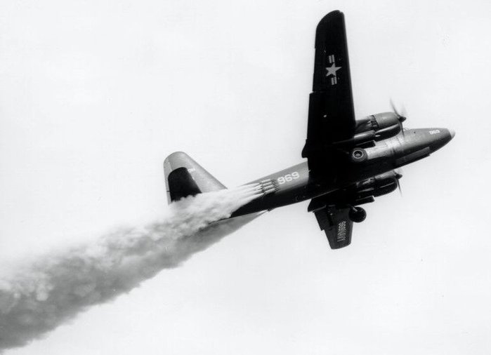 제트추진 이륙 중인 P2V-3C 핵폭격기 <출처: US Navy>