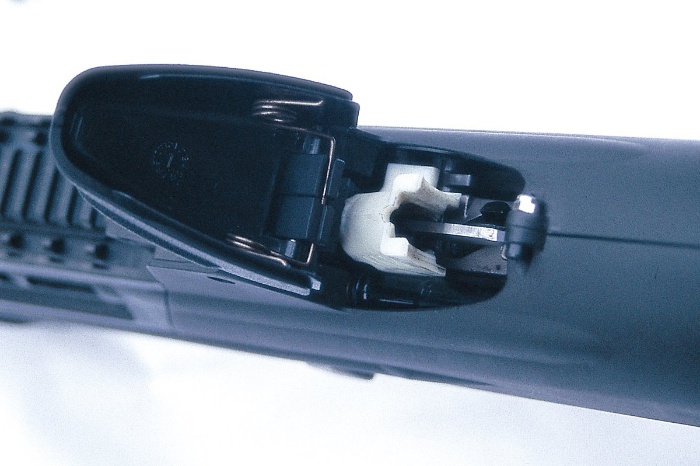 약실 바로 뒤쪽 상부에는 이처럼 내부 상태를 점검하고 이물질등을 배제하기 위한 덮개가 설치되어 있다. <출처 : 홍희범>