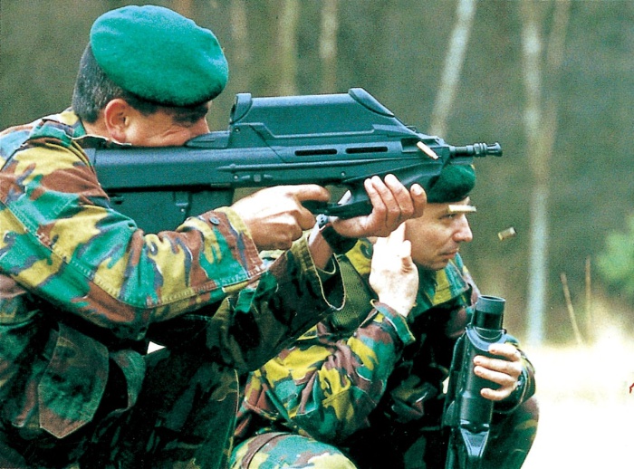 F2000은 탄피가 이처럼 총 위쪽을 통해 전방으로 배출된다. <출처 : FNH>