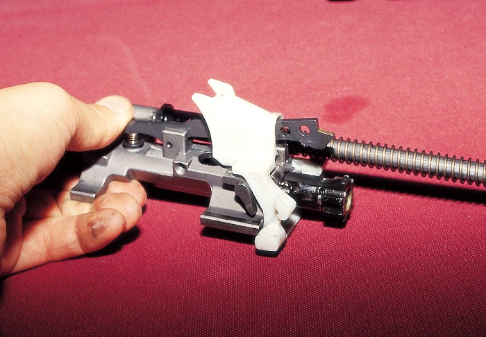 노리쇠뭉치에 설치된 엘리베이터의 클로즈업. 이것이 상하로 작동하면서 탄피를 총열 위의 탄피배출관으로 이동시킨다. <출처 : 홍희범>