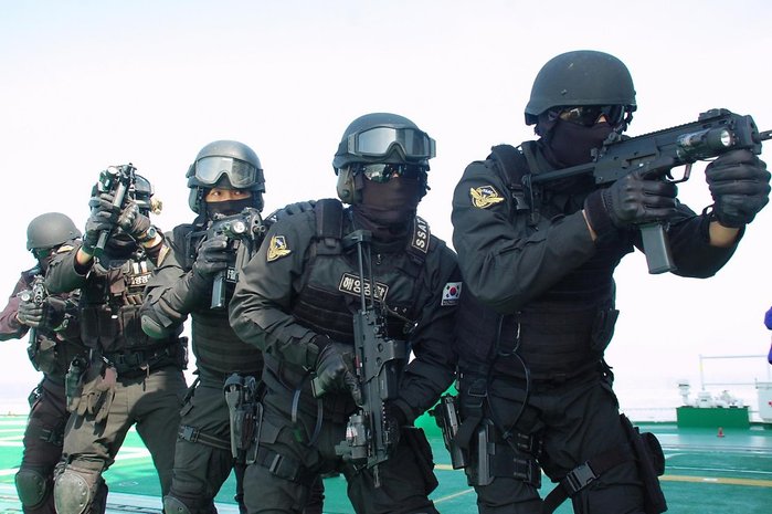 MP7으로 훈련중인 해양경찰특공대원들 <출처: Public Domain>