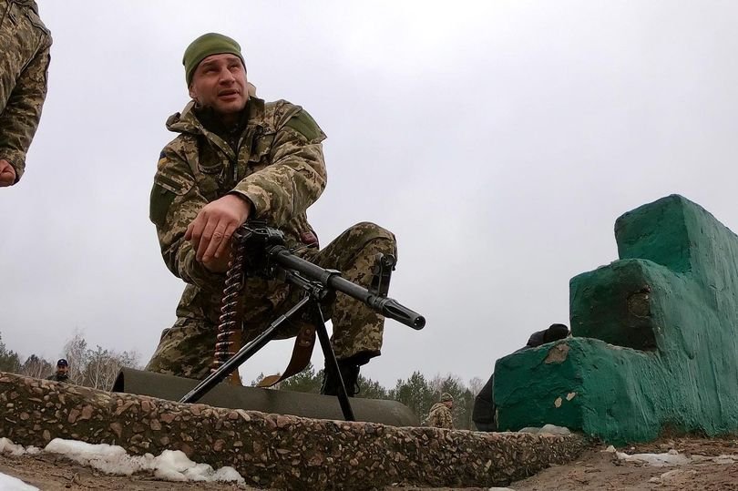 시장이 아닌 기관총사수로서 키이우 전선을 지키고 있는 클리치코 시장의 모습은 키이우 시민들의 항전 의식은 고취시켰다. <출처: instagram.com/vitaliyklitschko>