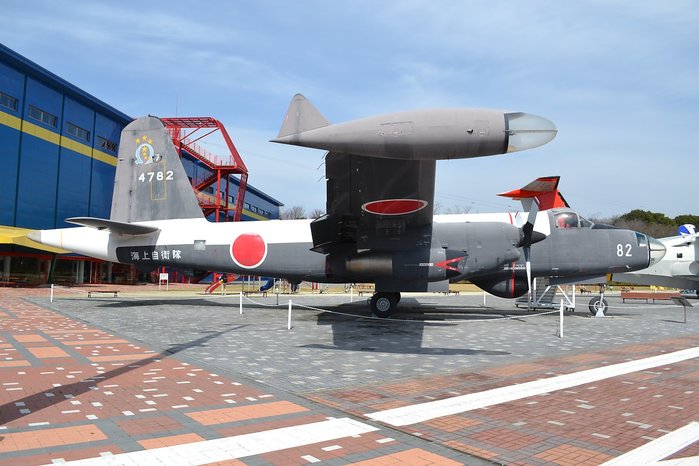 일본 가와사키 중공업에서 제작해 일본 해상자위대가 운용한 P-2J의 모습. 일본은 면허 생산 형태로 82대가량의 P-2를 도입했다. (출처: 先従隗始/ Wikimedia Commons)