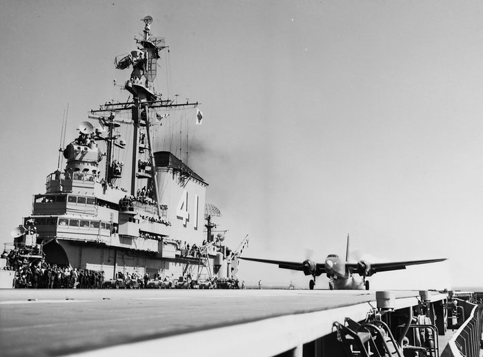 CVA-41 미드웨이 항모에서 이륙중인 핵투발용 P2V-3C 넵튠의 모습 <출처: US Navy>