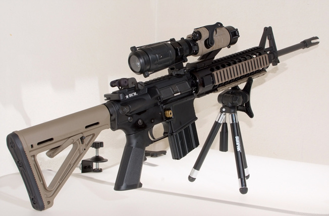 AR-15 소총은 민간용 소총으로도 판매되며. 지금까지 미국 내 판매량은 400만 정으로 추정되고 있다. 