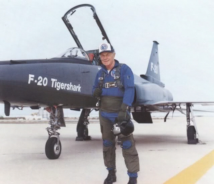 척 예거(Chuck Yeager) 장군과 F-20 전투기 <출처 : San Diego Air and Space Museum>