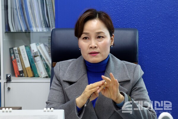 더불어민주당 임오경 의원이 경기 광명시 지역사무실에서 진행한 인터뷰에서 취재진 질문에 답하고 있다. ⓒ투데이신문<br>