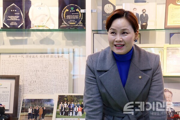 더불어민주당 임오경 의원이 경기 광명시 지역사무실에서 인터뷰를 하고 있다. ⓒ투데이신문<br>