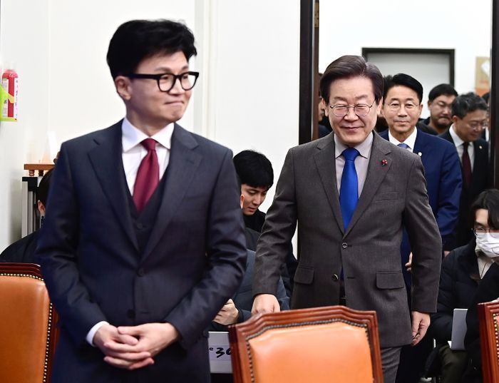 이재명 더불어민주당 대표와 한동훈 국민의힘 비상대책위원장이 지난해 12월 29일 오후 서울 여의도 국회 민주당 대표실로 입장하고 있다. ⓒ뉴시스