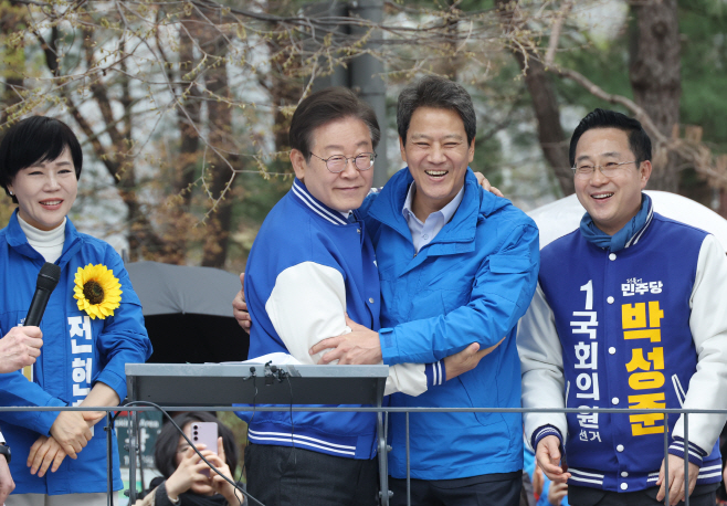포옹하는 이재명 대표와 임종석 전 대통령 비서실장