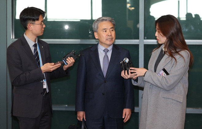 출국 11일만에 귀국하는 이종섭 주호주 대사<YONHAP NO-2415>