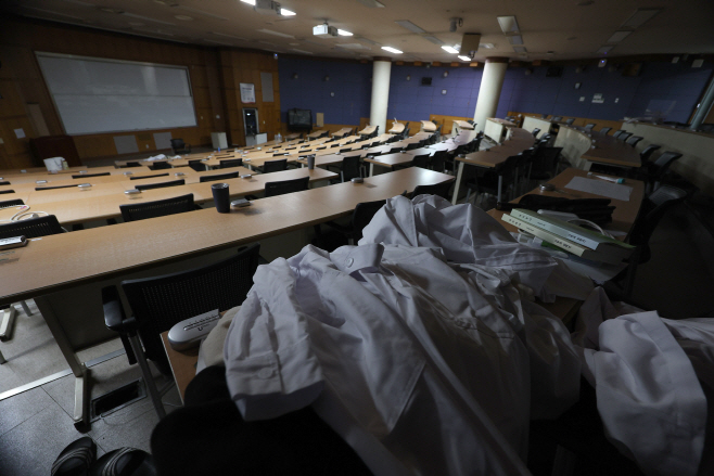 '의과대학 교수 집단 사직 시작'…교수도 학생도 없는 의대 강의실