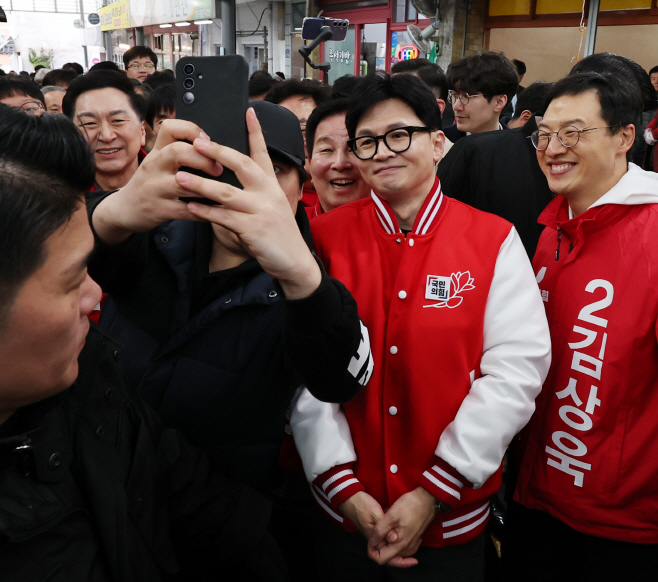 사진 찍는 한동훈 비대위원장<YONHAP NO-2993>