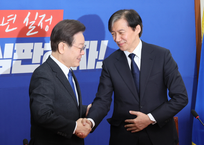 악수하는 이재명 대표와 조국 대표<YONHAP NO-2552>