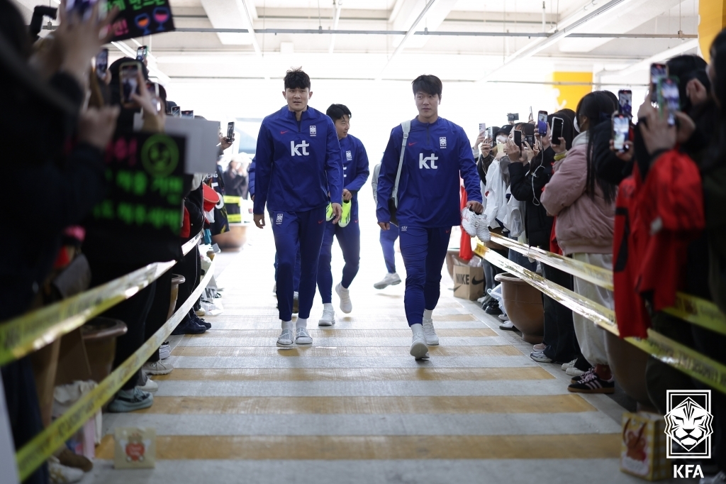 김민재(왼쪽)와 김영권