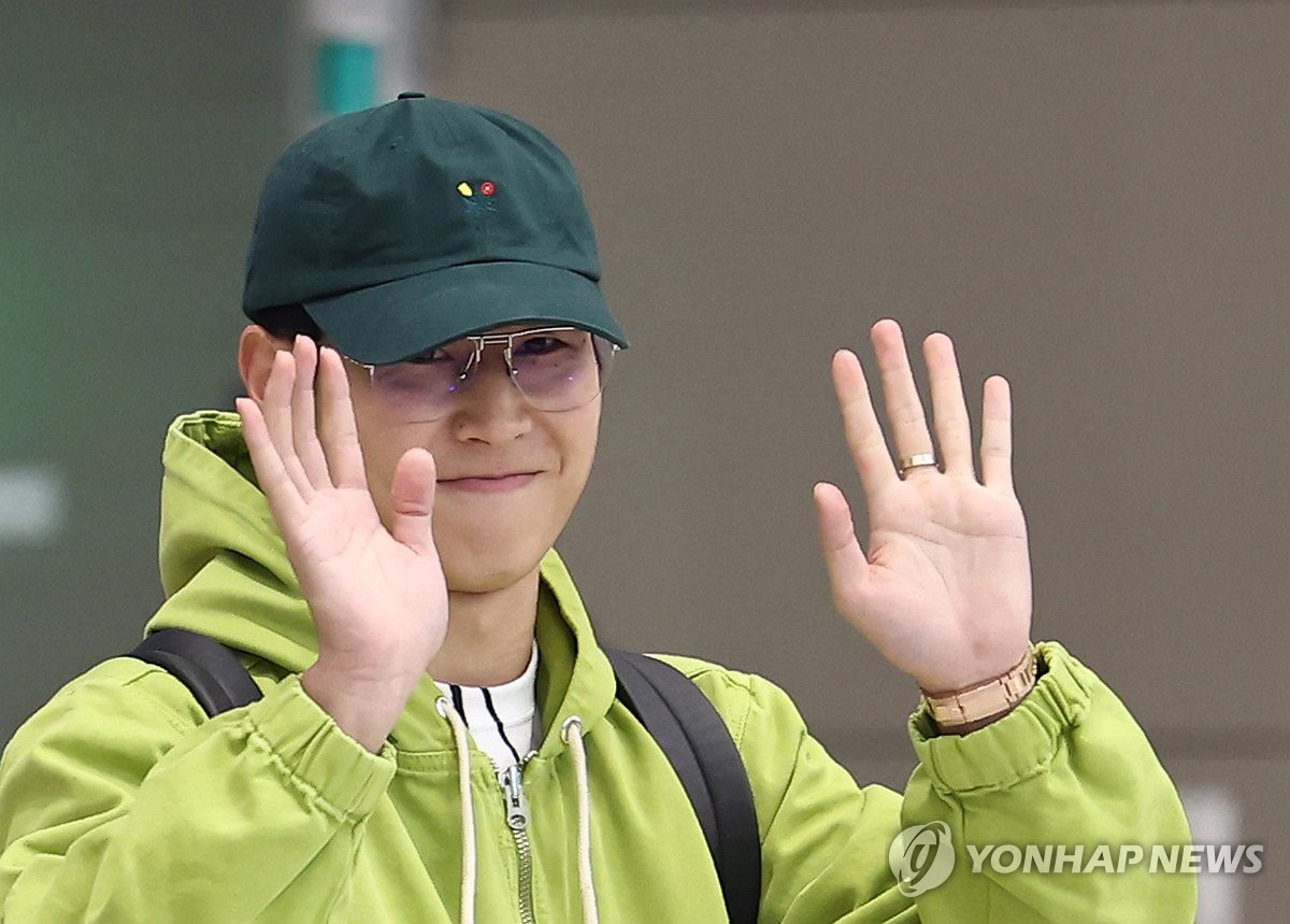 손흔들며 인사하는 이강인