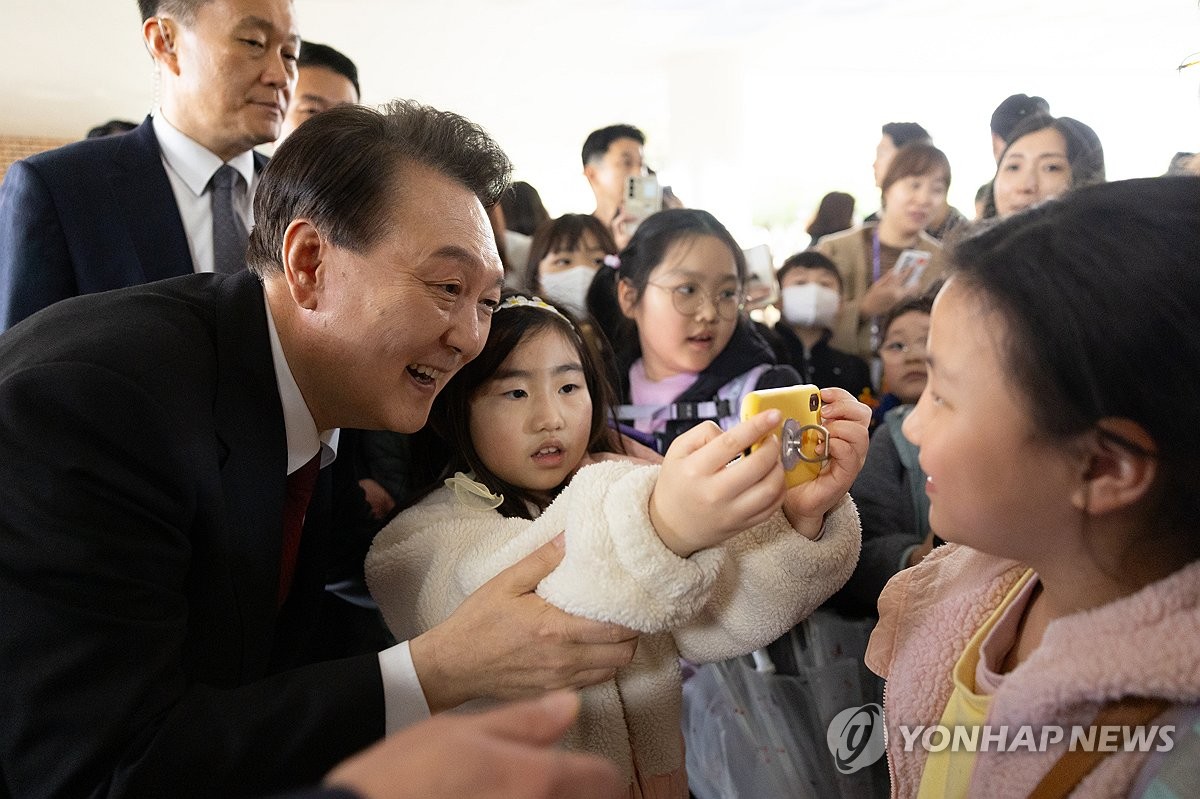초등학교 학생들과 기념촬영 하는 윤석열 대통령