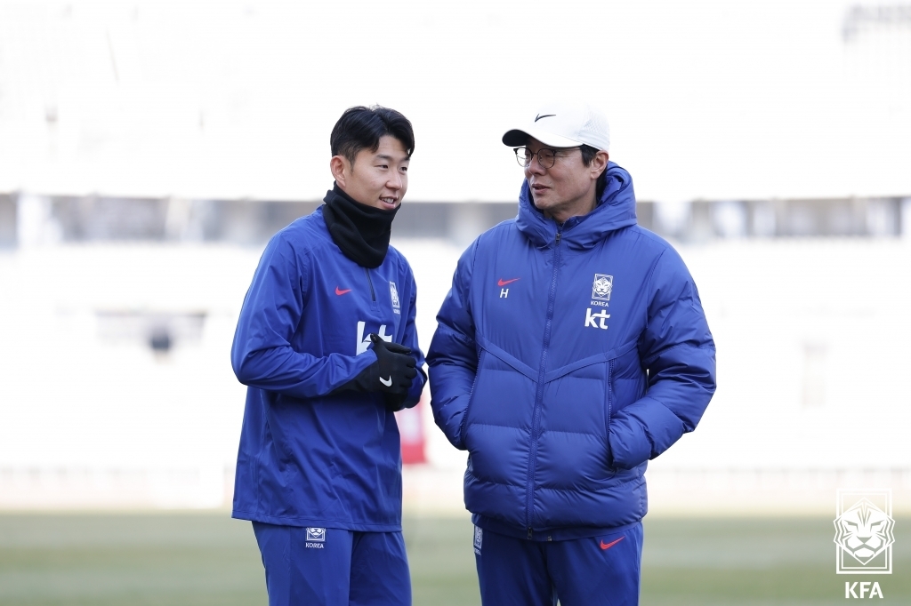 손흥민과 황선홍 임시감독
