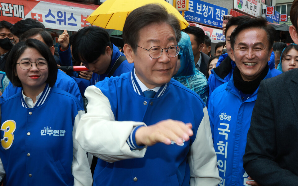 더불어민주당 이재명 대표가 4·10 총선 공식 선거운동 첫날인 28일 서울 동작구 남성역 골목시장을 방문해 동작을 류삼영 후보 지지 유세를 하고 있다. 왼쪽은 용혜인 더불어민주연합 공동상임선대위원장. [사진제공=뉴시스]