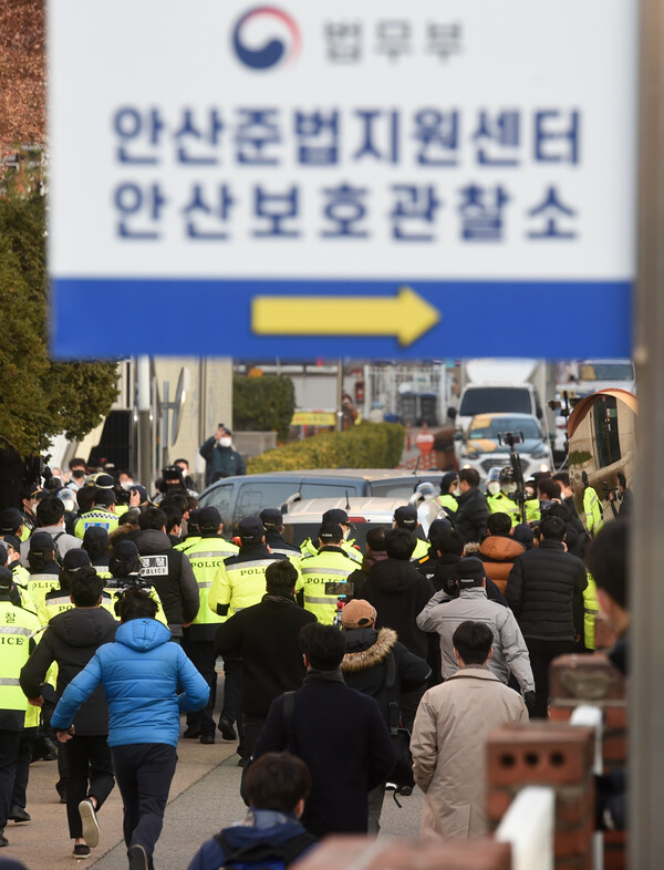 지난 2020년 12월 12일 아동 성폭행 혐의로 징역 12년을 복역한 조두순이 경기도 안산준법지원센터에서 행정절차를 마친 후 이동하고 있다. [사진제공=뉴시스]<br>