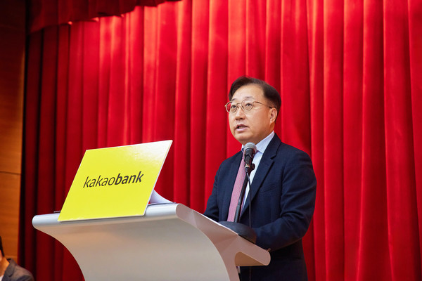 ▲ 윤호영 카카오뱅크 대표이사가 지난 28일 경기도 성남시 경기스타트업캠퍼스에서 진행된 제8기 정기 주주총회에서 인사말을 하고 있다. 사진=카카오뱅크