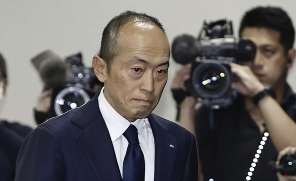 ▲ 29일 일본 오사카에서 고바야시 제약의 고바야시 아키히로 사장이 자사의 건강보조제로 인한 피해 관련 기자회견장에 도착하고 있다. 이 회사의 건강보조제 '홍국 콜레스테 헬프'를 섭취한 소비자 5명이 숨지고 100여 명이 입원하면서 고바야시 사장은 
