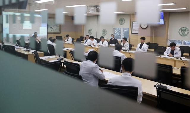 의정 갈등이 한 달 넘게 이어지고 있는 가운데 광주 동구 전남대 의과대학 교수회의실에서 전체 교수회의가 열리고 있다 사진연합뉴스