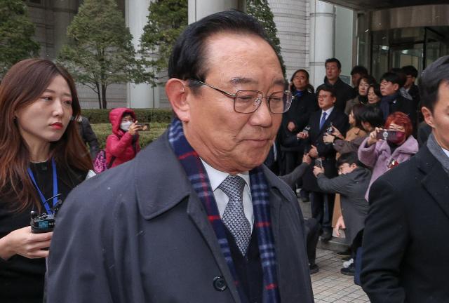 문재인 정부 청와대의 울산시장 선거 개입 의혹으로 기소된 송철호 전 울산시장이 29일 오후 서울 서초구 서울중앙지법에서 열린 선고공판을 마친 뒤 법정을 나서고 있다 서울중앙지법 형사합의21-3부김미경 허경무 김정곤 부장판사는 이날 선고공판에서 공직선거법 위반 혐의로 기소된 송 전 시장에게 징역 3년을 선고했다  20231129 사진연합뉴스 공동취재