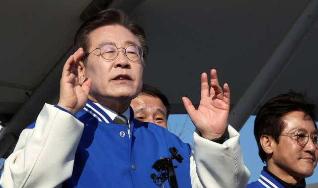 이재명 더불어민주당 대표가 지난 21일 오후 전북 군산시 옛 도심에서 시민들에게 연설하고 있다 사진연합뉴스

