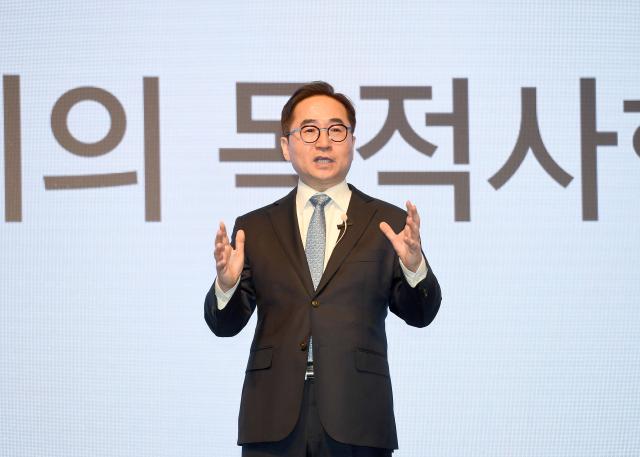장덕현 삼성전기 사장이 20일 서울 서초구 엘타워에서 열린 정기 주주총회에서 발표하고 있다 사진삼성전기