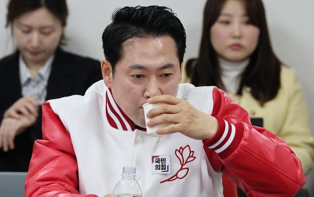 장동혁 국민의힘 사무총장이 지난 24일 서울 여의도 중앙당사에서 열린 중앙선거대책위원회의에서 물을 마시고 있다사진연합뉴스