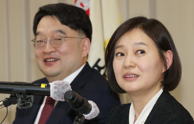 지난 25일 서울 송파구 한미타워에서 열린 OCI그룹 통합 관련 기자회견에서 임주현 한미사이언스 사장오른쪽과 이우현 OCI홀딩스 회장이 취재진의 질문을 듣고 있는 모습 사진연합뉴스